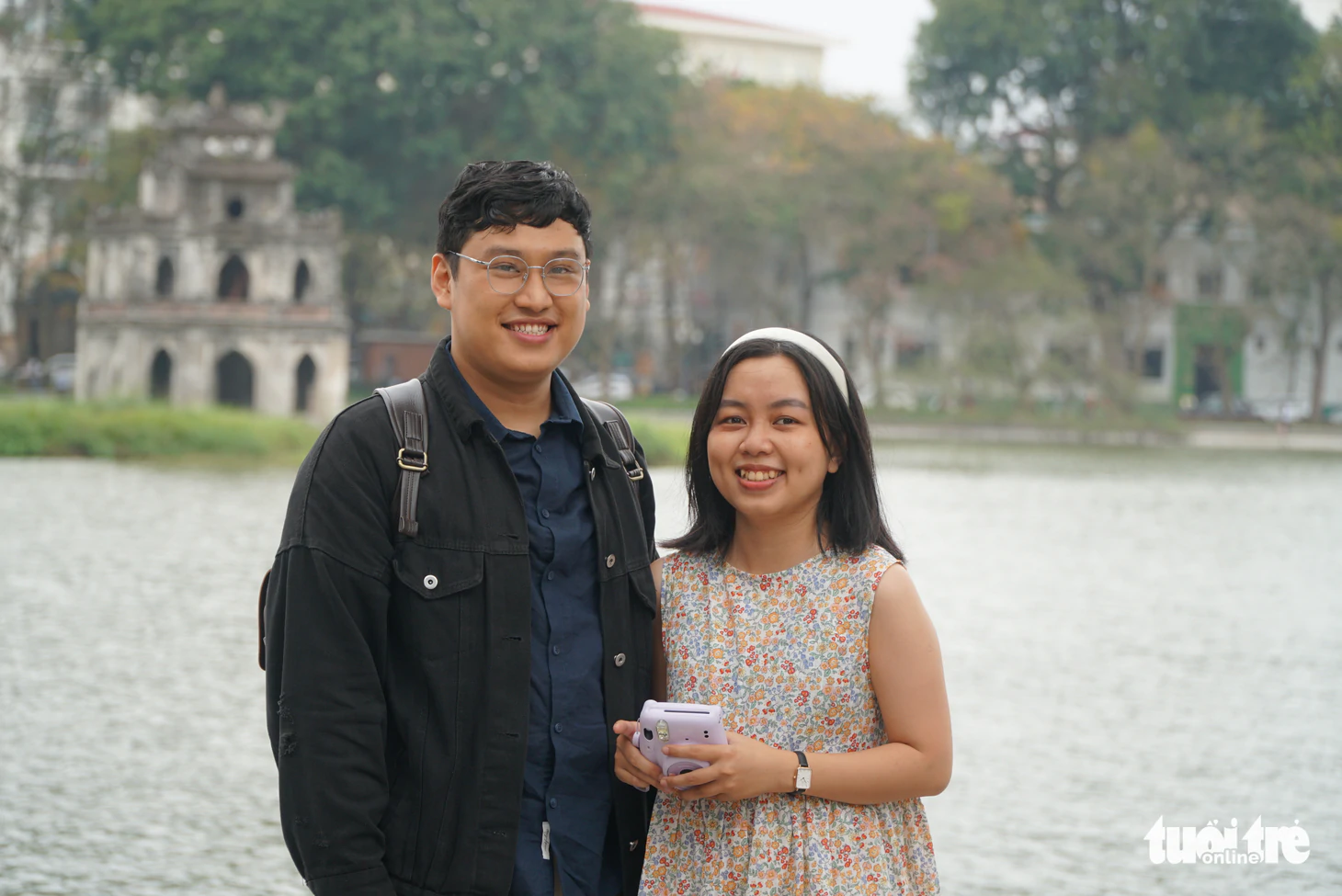 Phố phường Hà Nội đông vui trở lại sau những ngày vắng vẻ vì số ca F0 tăng kỷ lục - Ảnh 2.