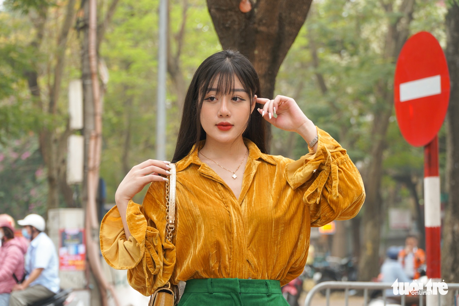 Nam thanh nữ tú xúng xính lên đồ mùa lộc vừng thay lá - Ảnh 4.