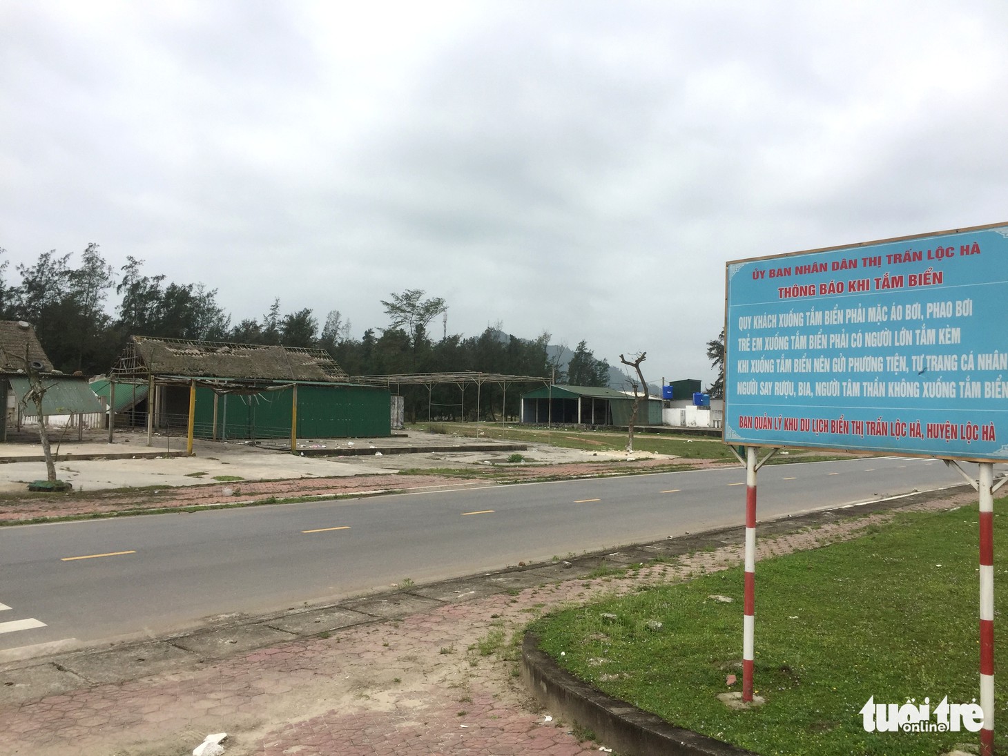 Rác bủa vây bãi biển ở các khu du lịch Hà Tĩnh - Ảnh 1.