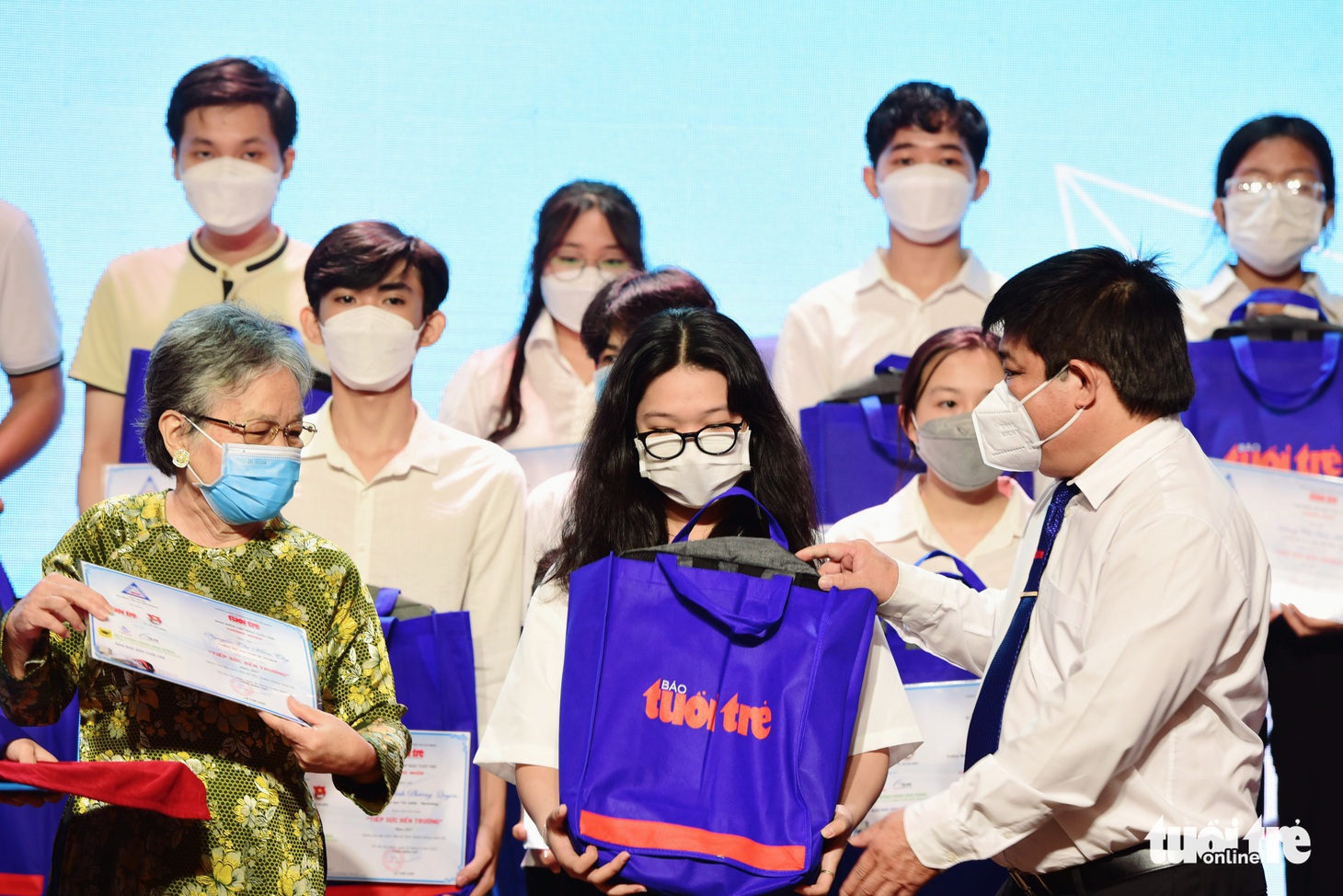 Tiếp sức đến trường trao gần 200 suất học bổng cho sinh viên khó khăn - Ảnh 10.