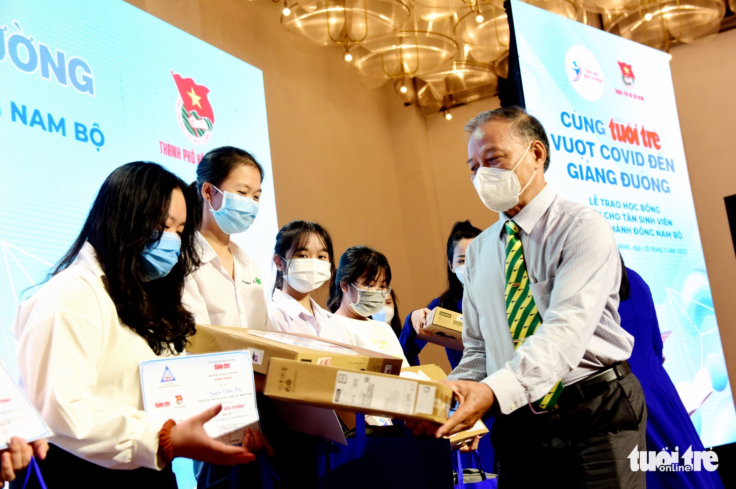 Tiếp sức đến trường trao gần 200 suất học bổng cho sinh viên khó khăn - Ảnh 11.