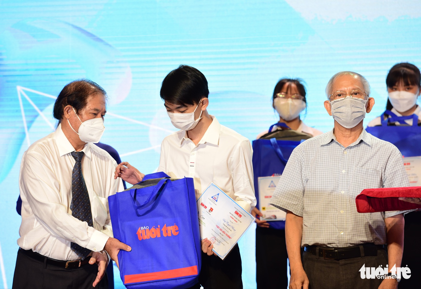 Tiếp sức đến trường trao gần 200 suất học bổng cho sinh viên khó khăn - Ảnh 9.