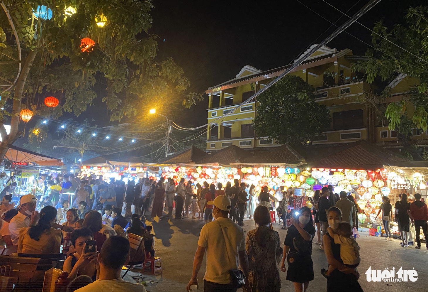 Hội An đông nghịt người trong đêm khai mạc Năm du lịch quốc gia - Ảnh 3.