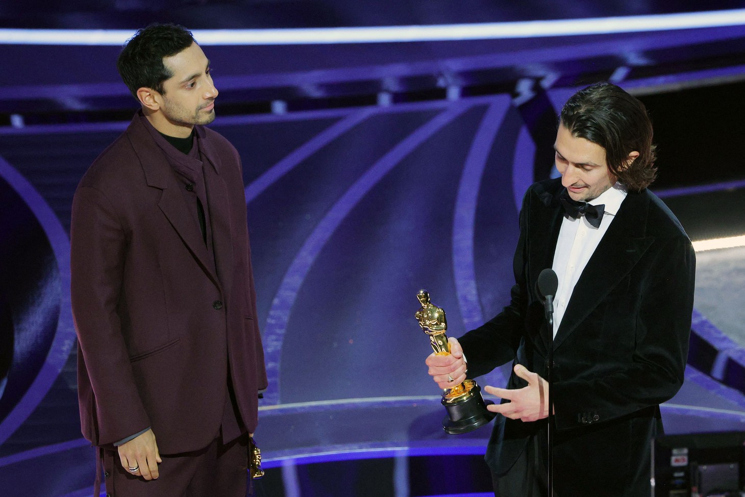 Will Smith choảng Chris Rock ngay tại lễ trao giải Oscar rồi quay lại sân khấu nhận tượng vàng - Ảnh 25.