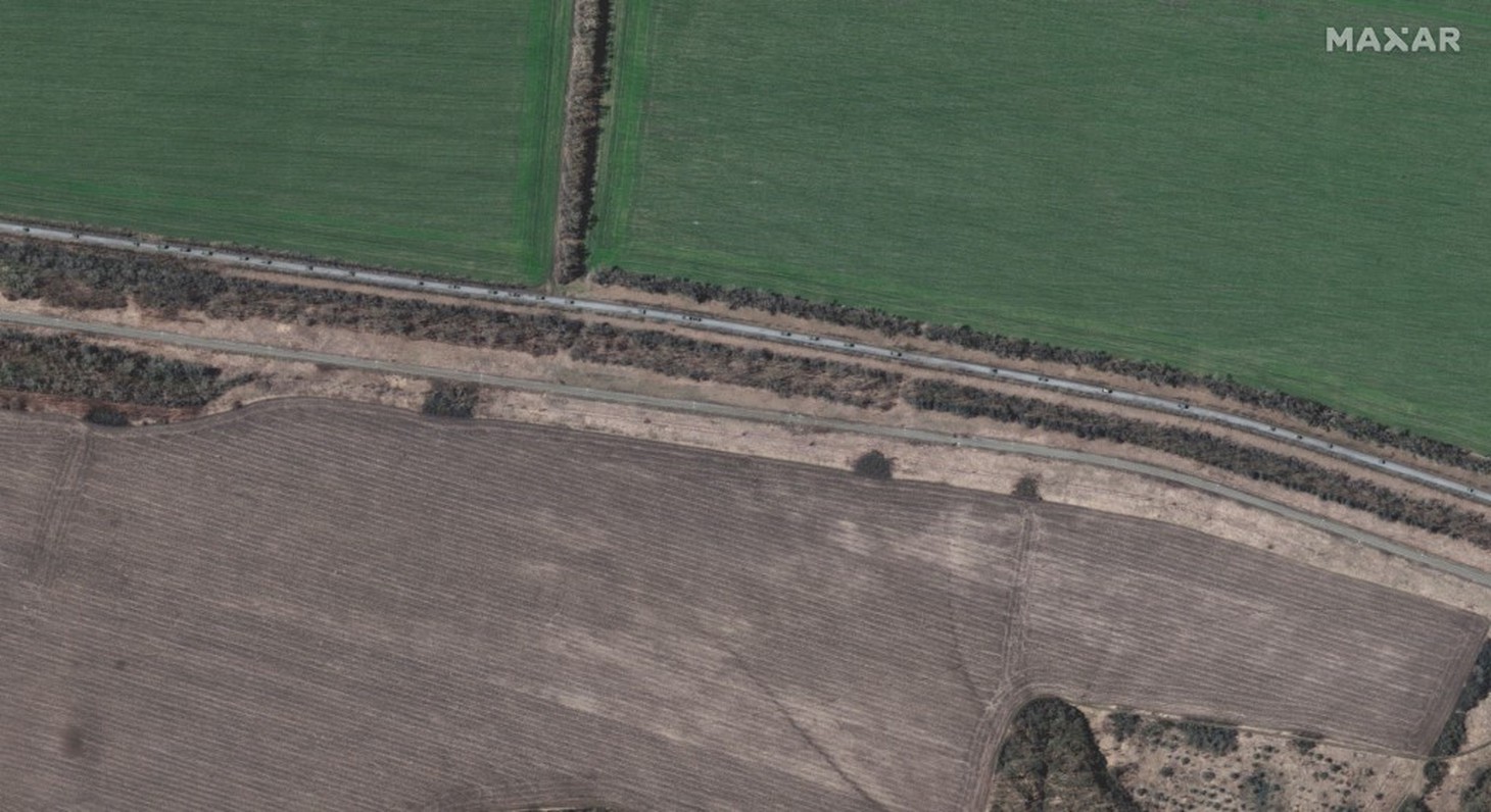Hình ảnh đoàn xe quân sự dài 13km của Nga di chuyển ở phía đông Ukraine - Ảnh 5.