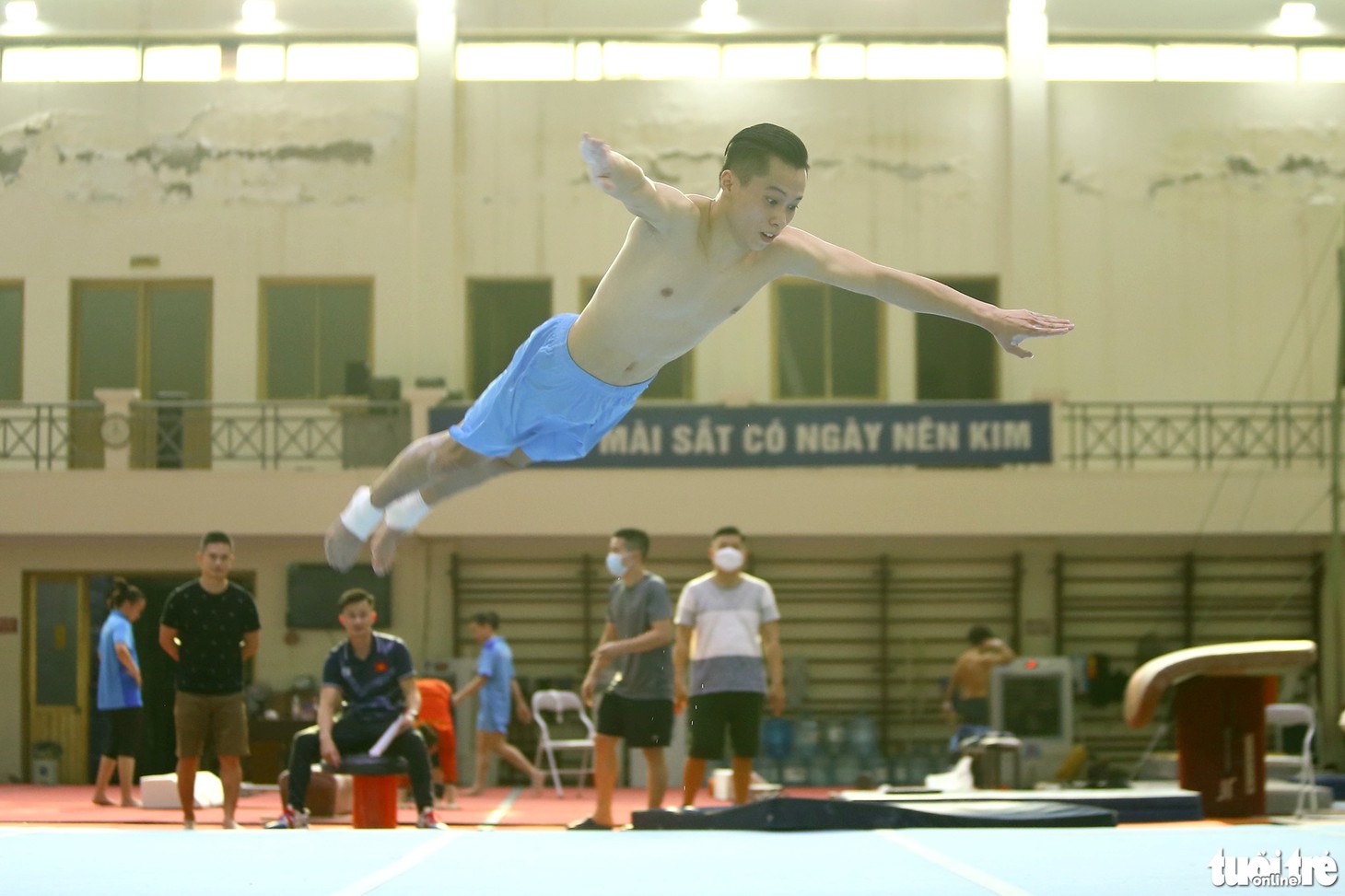Những chàng trai 6 múi đội tuyển thể dục dụng cụ Việt Nam vắt sức cho SEA Games 31 - Ảnh 3.
