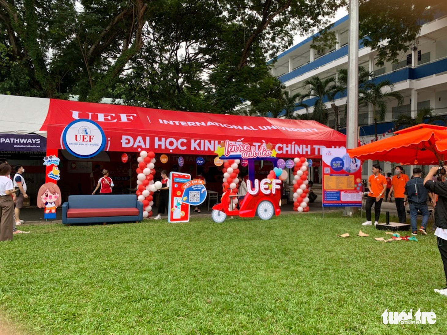 Sáng nay diễn ra Ngày hội tư vấn tuyển sinh tại TP.HCM với cả ngàn chuyên gia tư vấn - Ảnh 9.