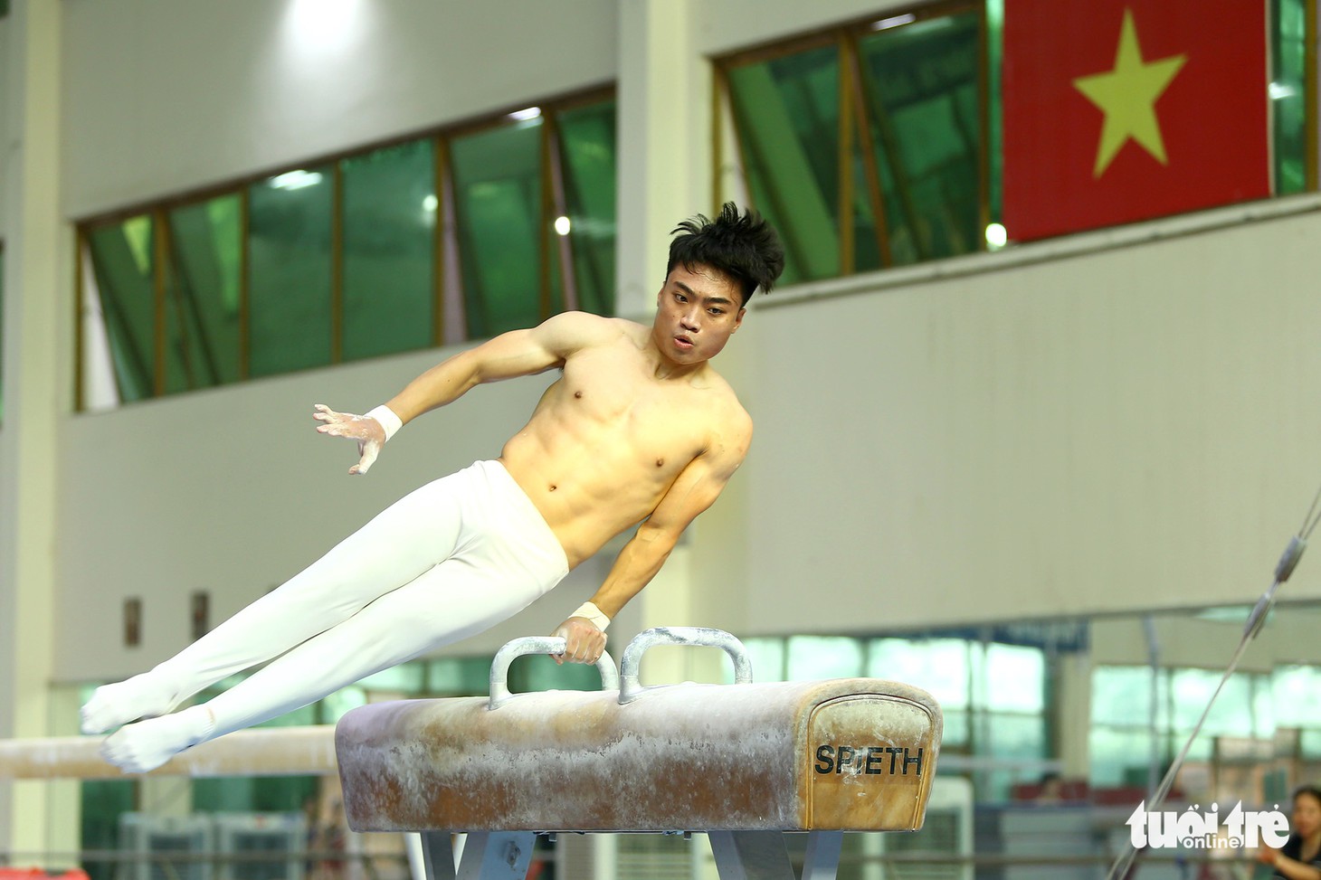 Những chàng trai 6 múi đội tuyển thể dục dụng cụ Việt Nam vắt sức cho SEA Games 31 - Ảnh 4.