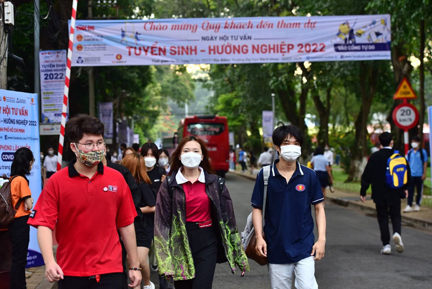 Sáng nay diễn ra Ngày hội tư vấn tuyển sinh tại TP.HCM với cả ngàn chuyên gia tư vấn - Ảnh 3.