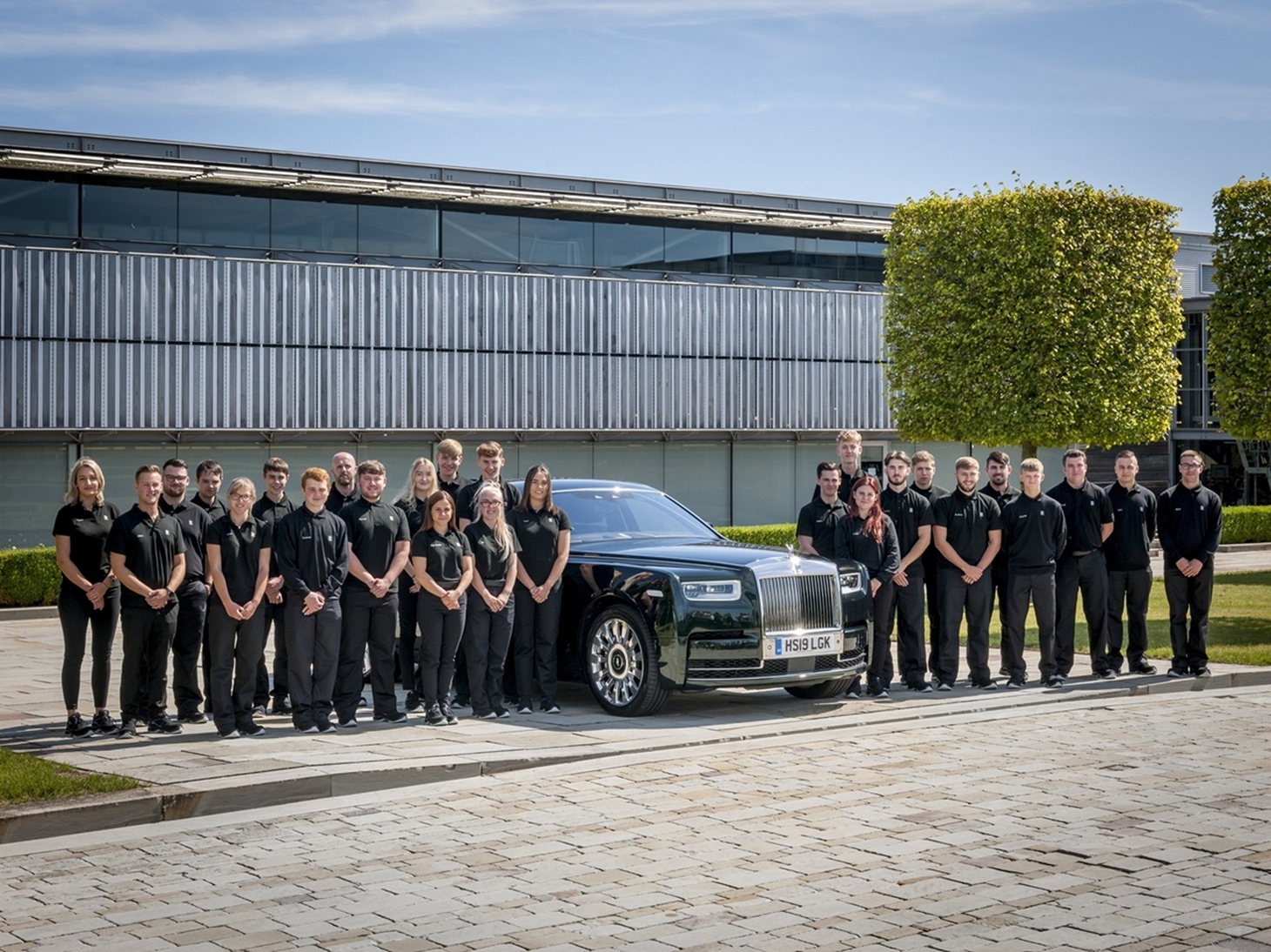 10 quy tắc nhân viên Rolls-Royce phải tuân thủ: Không bè cánh, không trang điểm - Ảnh 1.