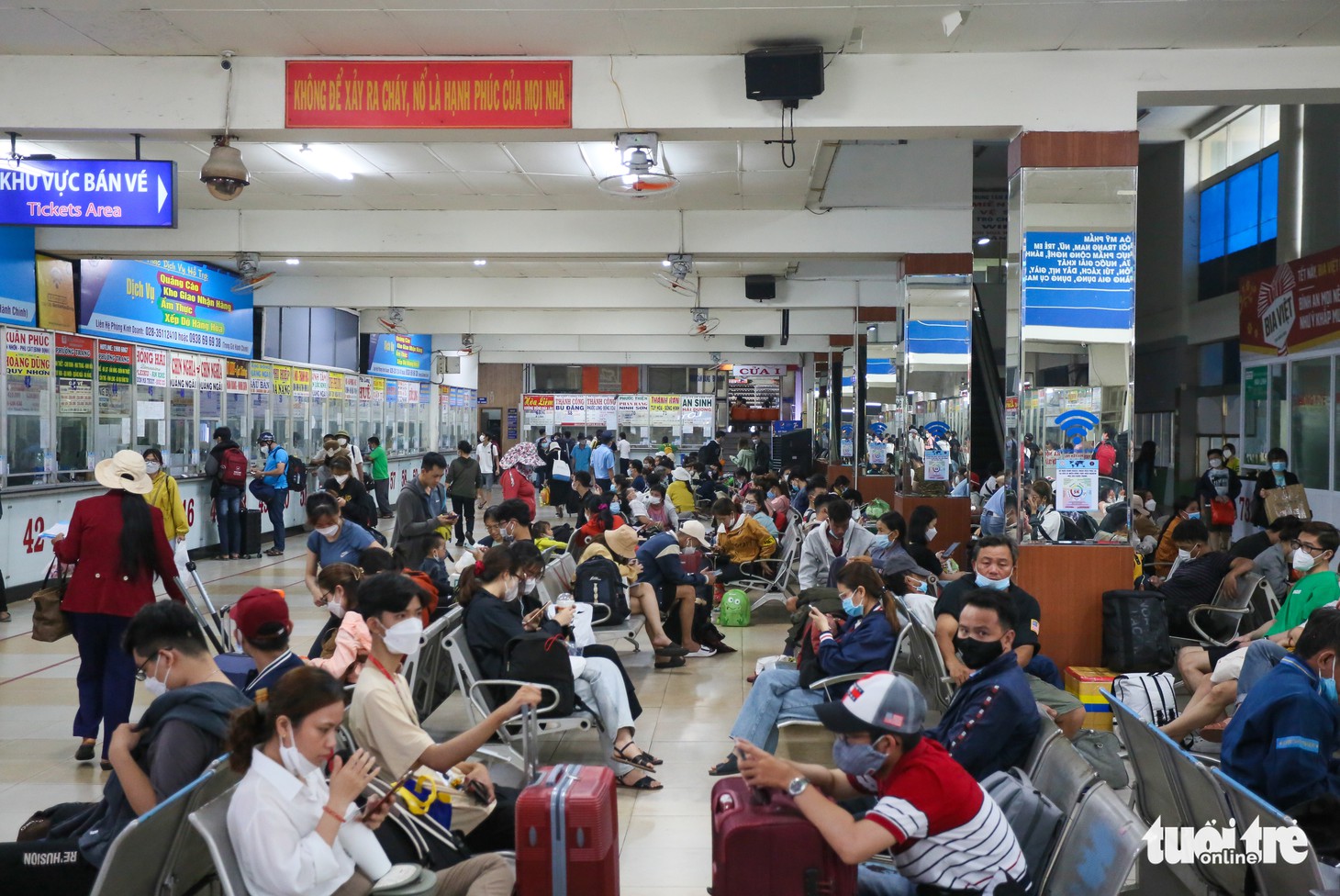 Chiều 29-4, các tuyến đường quanh bến xe Miền Đông chật ních - Ảnh 7.