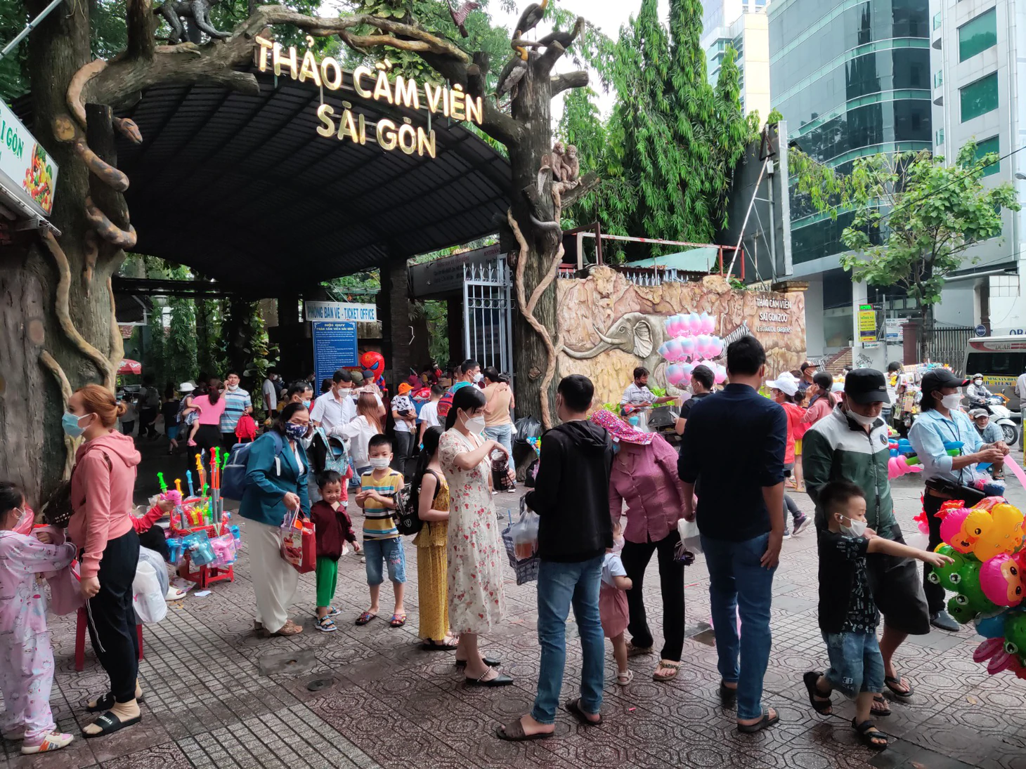 Ngày đầu nghỉ lễ 30-4: Khách ùn ùn đổ về các khu vui chơi - Ảnh 16.
