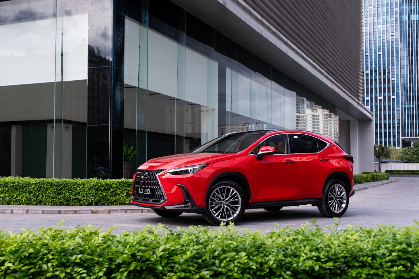 Lexus NX 2022 - SUV giá hơn 3 tỉ ra mắt Việt Nam, đấu vua doanh số Mercedes-Benz GLC - Ảnh 2.