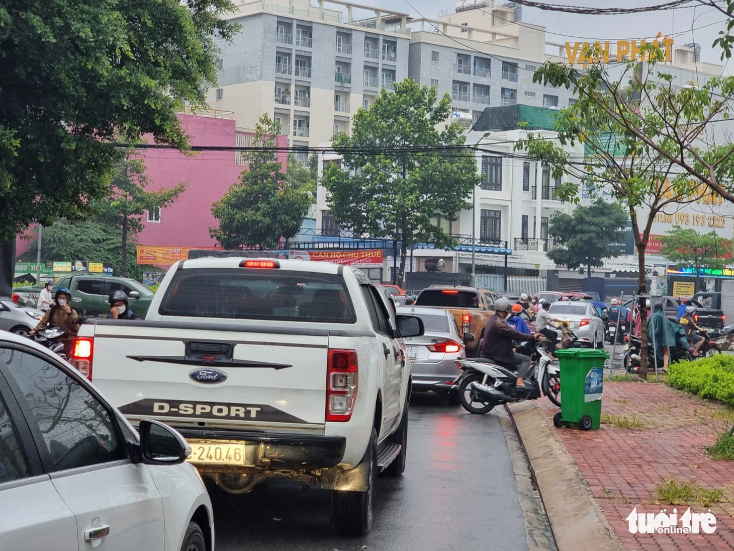 Bình Dương: Xe hơi trở đầu, xe máy dắt bộ sau mưa lớn chiều tối 10-5 - Ảnh 5.