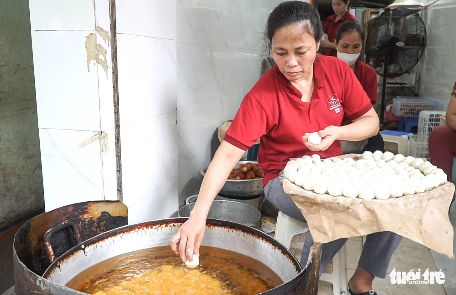 Tiệm bánh rán 30 năm, ngày bán 10.000 chiếc ở phố cổ, ra Hà Nội nhiều lần nhưng bạn đã biết chưa? - Ảnh 5.