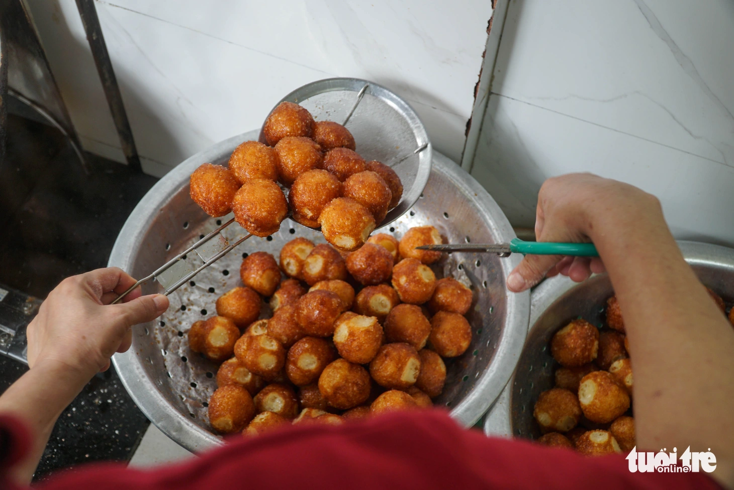 Tiệm bánh rán 30 năm, ngày bán 10.000 chiếc ở phố cổ, ra Hà Nội nhiều lần nhưng bạn đã biết chưa? - Ảnh 7.