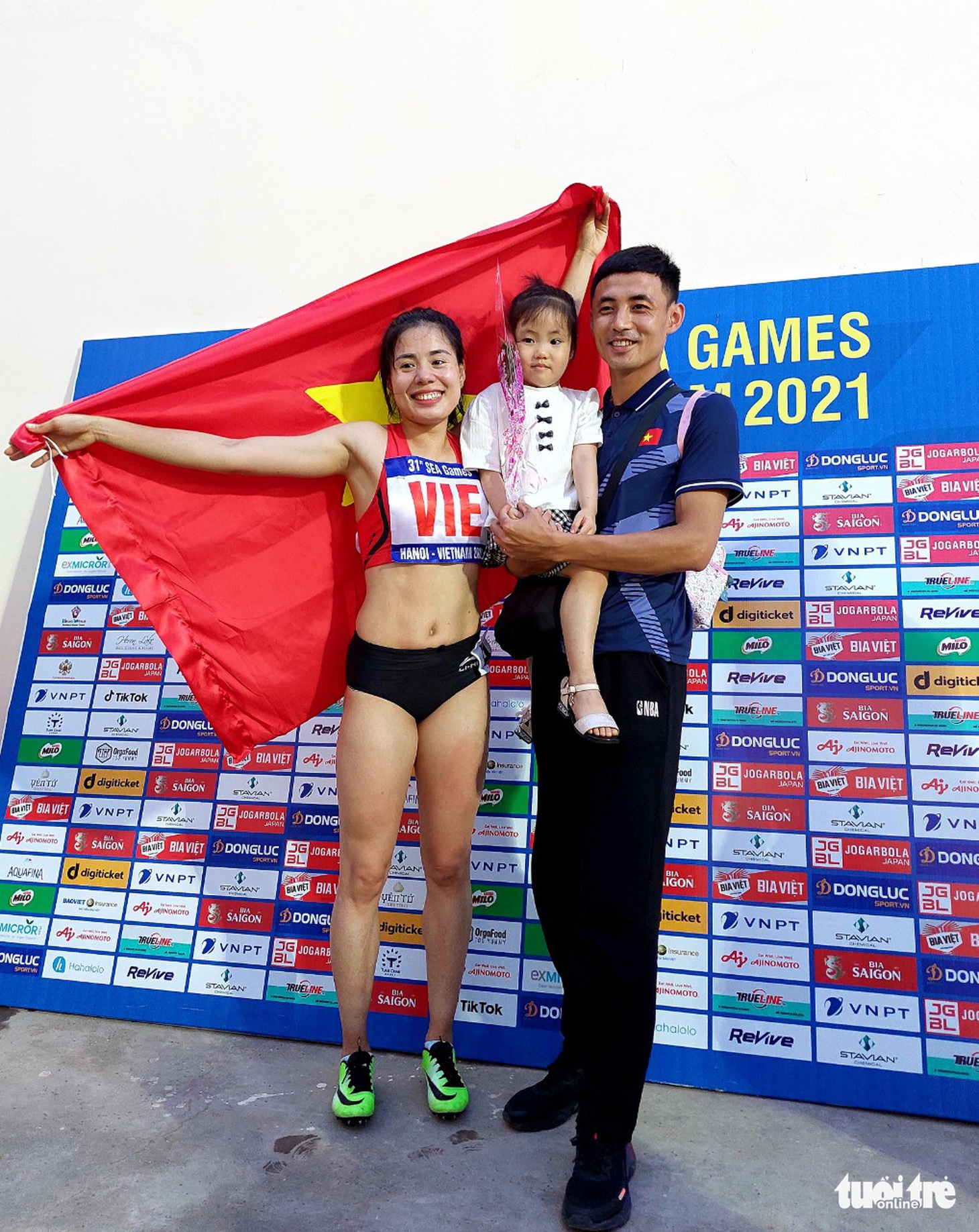 Nguyễn Thị Huyền ôm con gái sau khi đạt mốc 10 huy chương vàng SEA Games - Ảnh 6.