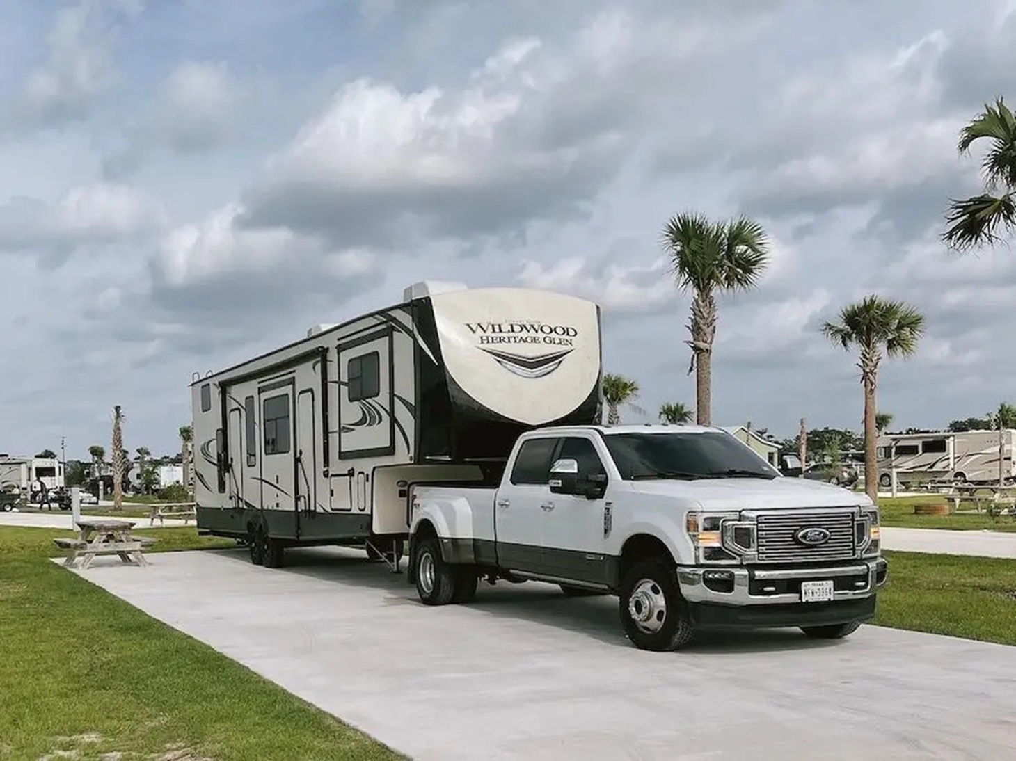 Bán hết nhà cửa đồ đạc, gia đình 5 người cải tạo motorhome 2 tầng thành nhà di động mơ ước - Ảnh 2.