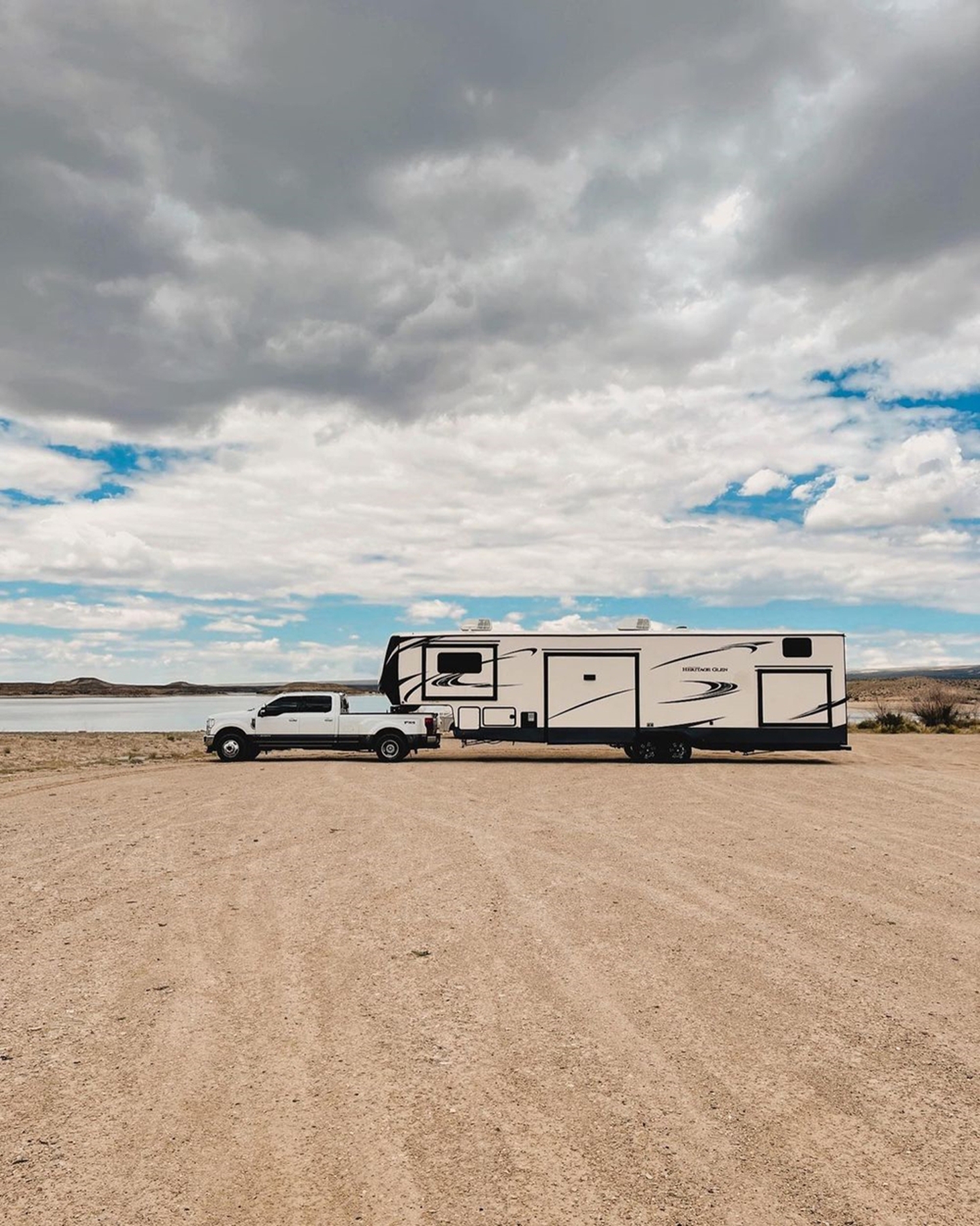 Bán hết nhà cửa đồ đạc, gia đình 5 người cải tạo motorhome 2 tầng thành nhà di động mơ ước - Ảnh 3.