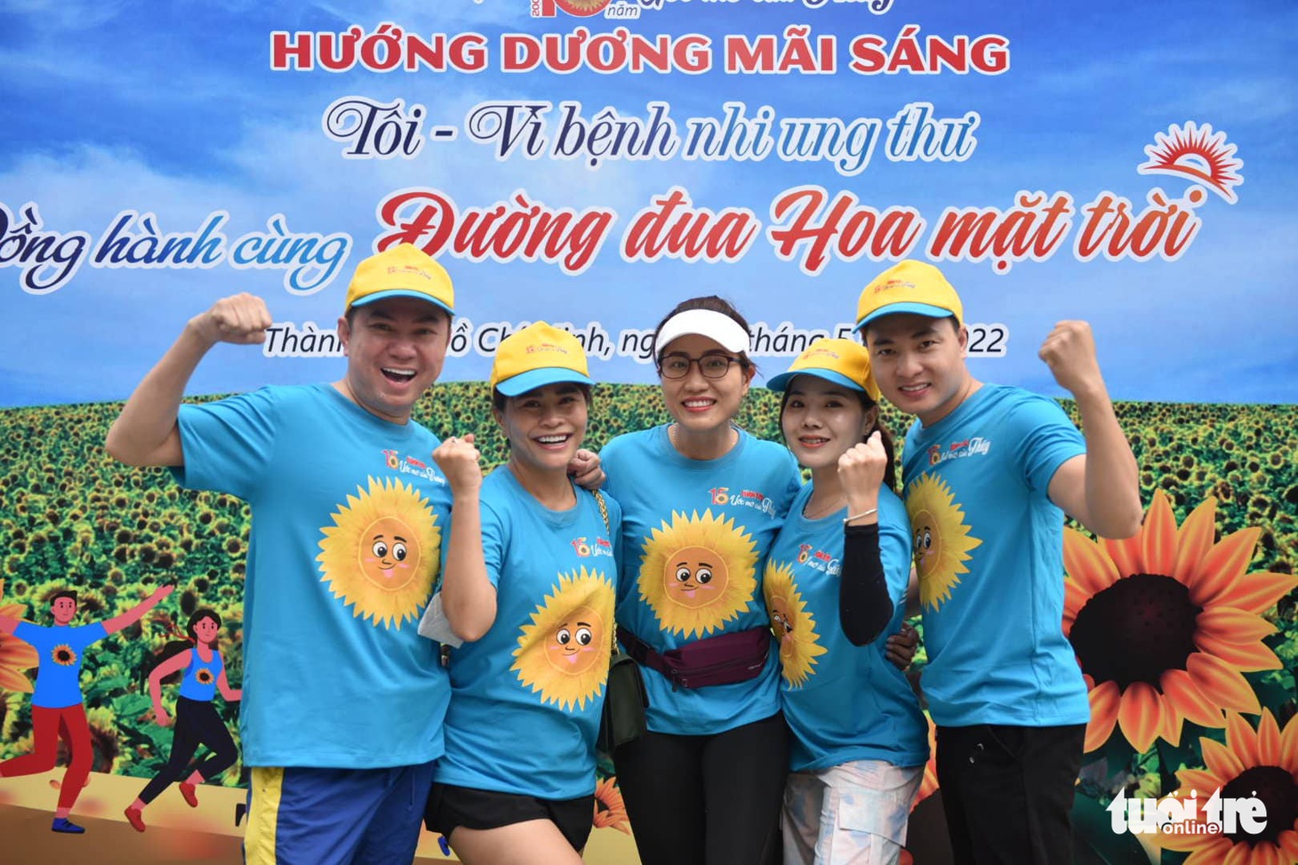 Nghệ sĩ cùng hàng trăm người tham gia giải chạy bộ Đường đua Hoa mặt trời - Ảnh 3.