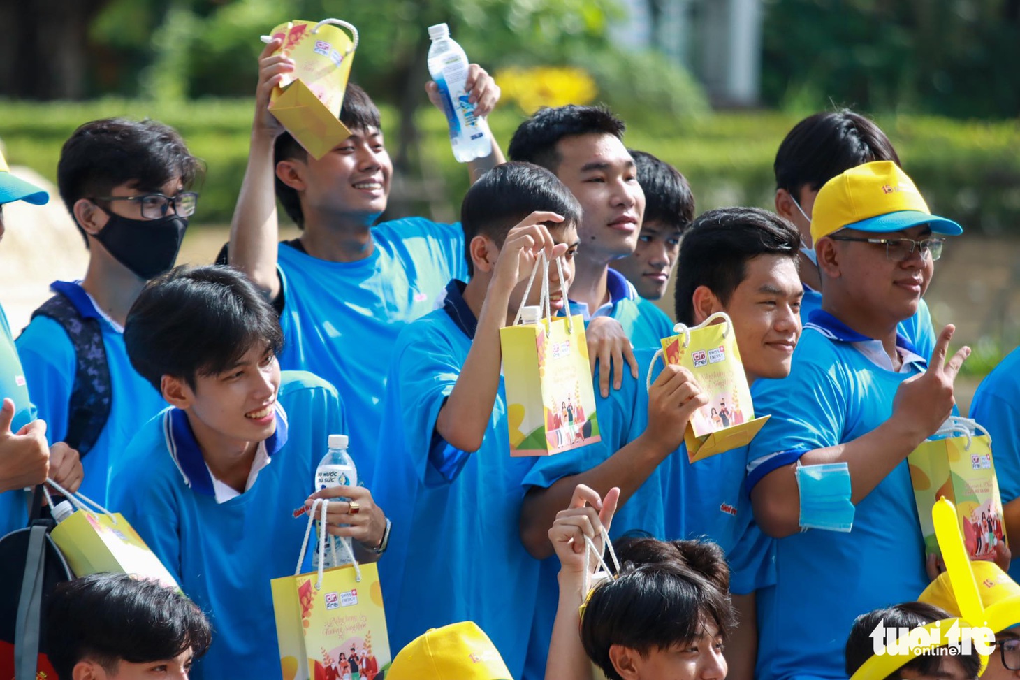 Nghệ sĩ cùng hàng trăm người tham gia giải chạy bộ Đường đua Hoa mặt trời - Ảnh 14.