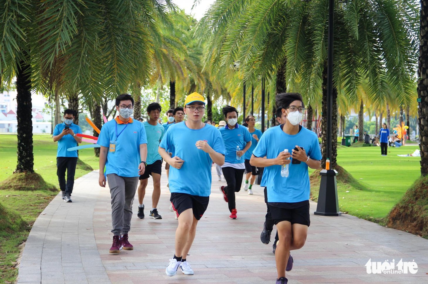 Nghệ sĩ cùng hàng trăm người tham gia giải chạy bộ Đường đua Hoa mặt trời - Ảnh 11.
