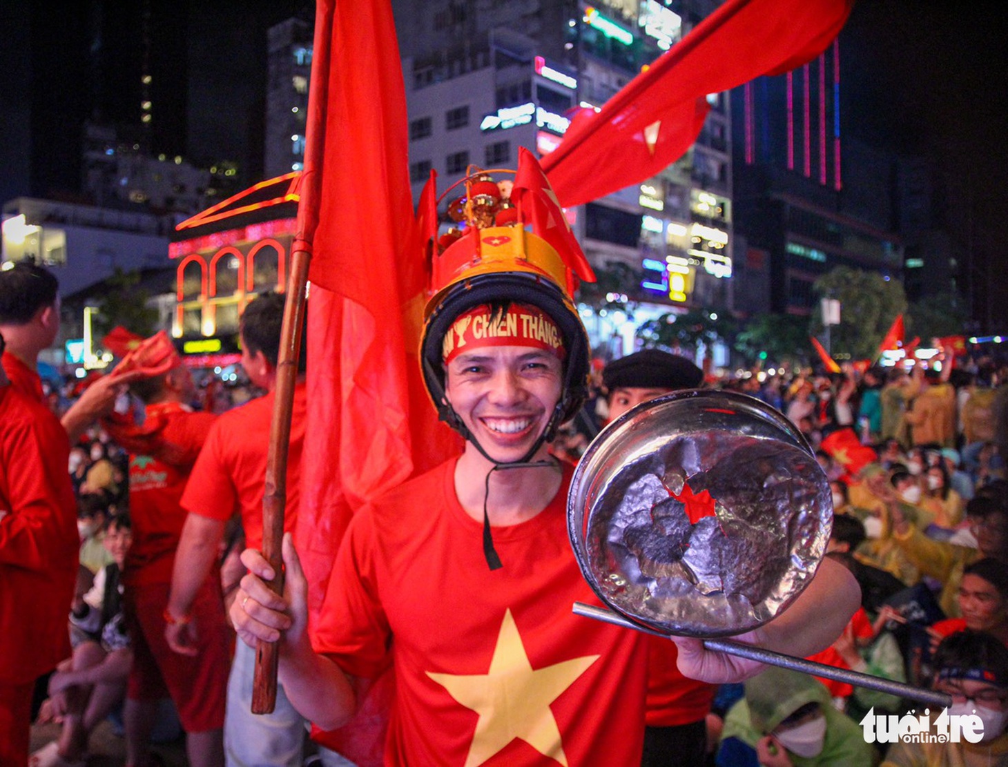 Người hâm mộ tại Hà Nội và TP.HCM: Thắng thua gì cũng đi bão! - Ảnh 11.