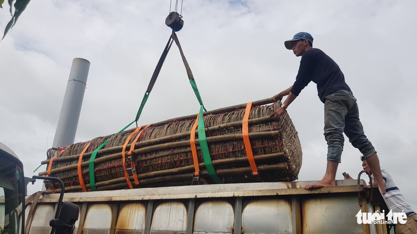 Cận cảnh cặp bánh tét 3,6 tấn dâng cúng Bà Chúa Xứ núi Sam - Ảnh 1.