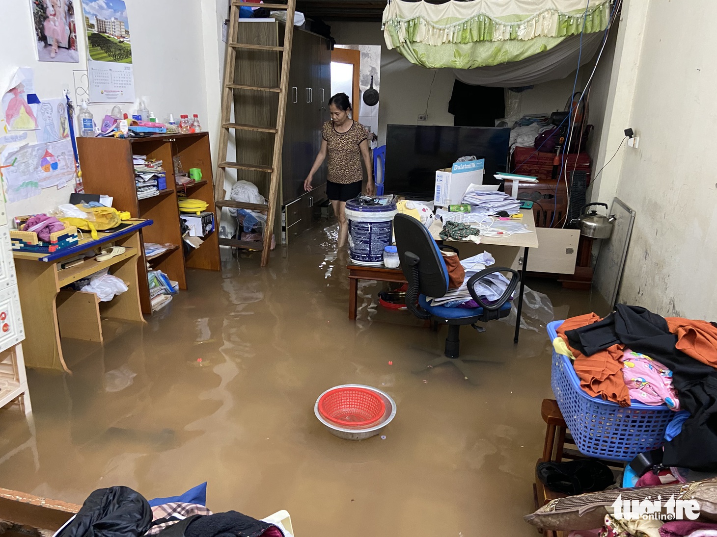 Mưa ngớt, bà con ngoại thành Hà Nội vẫn lội bì bõm trong nước ngập - Ảnh 1.