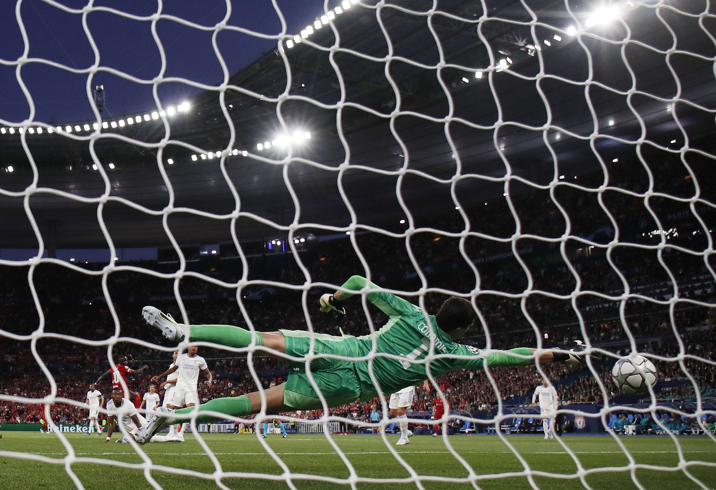 Làm nản lòng các chân sút Liverpool, Courtois đi vào lịch sử Champions League - Ảnh 3.