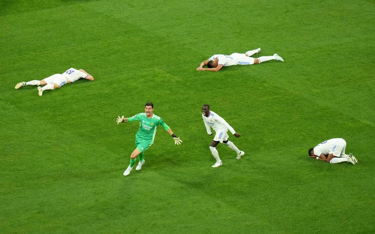 Làm nản lòng các chân sút Liverpool, Courtois đi vào lịch sử Champions League - Ảnh 9.