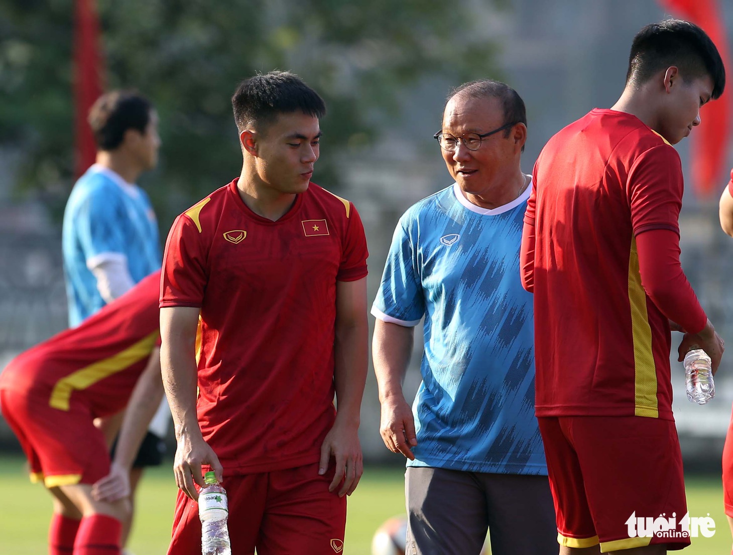 Thầy Park trêu chọc cầu thủ U23 trên sân tập - Ảnh 1.
