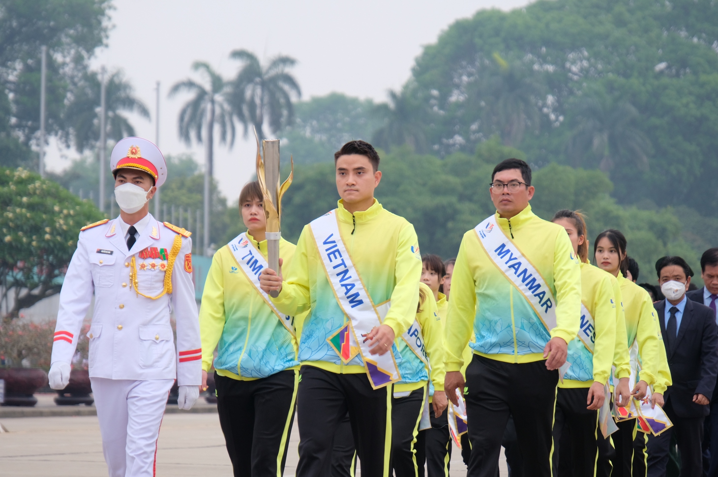 Kiếm thủ Vũ Thành An dẫn đầu lễ xin lửa thắp đuốc SEA Games 31 - Ảnh 1.