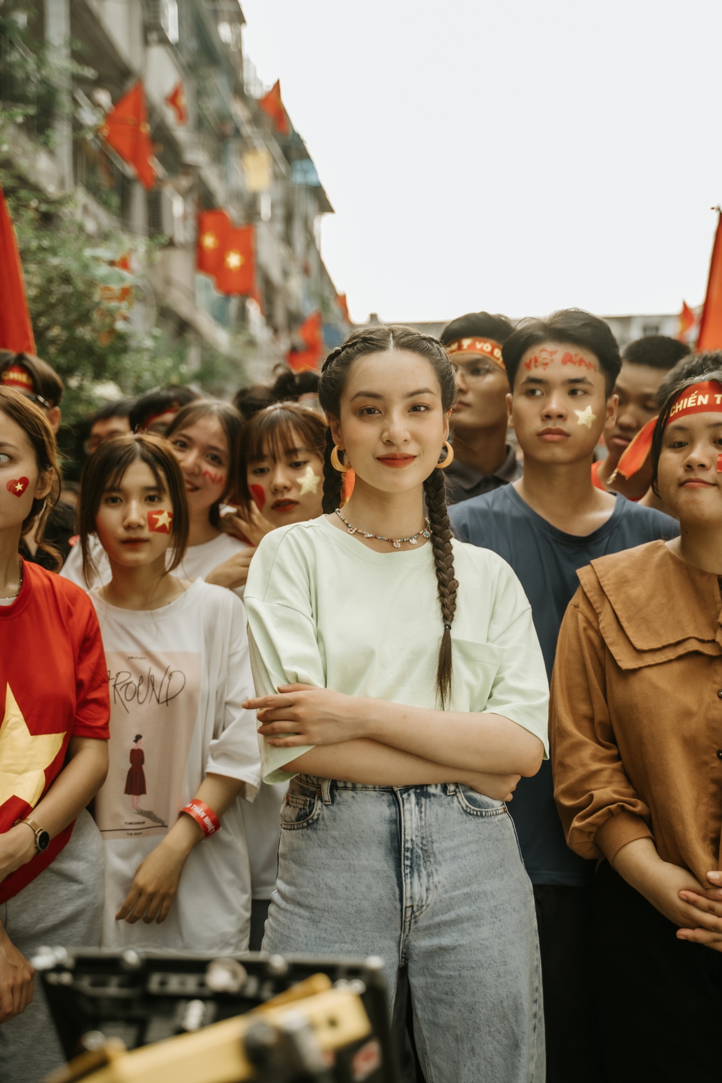 MV cổ động bóng đá của Đen Vâu và Trần Tiến: Nhiều lời khen và cả góp ý - Ảnh 7.