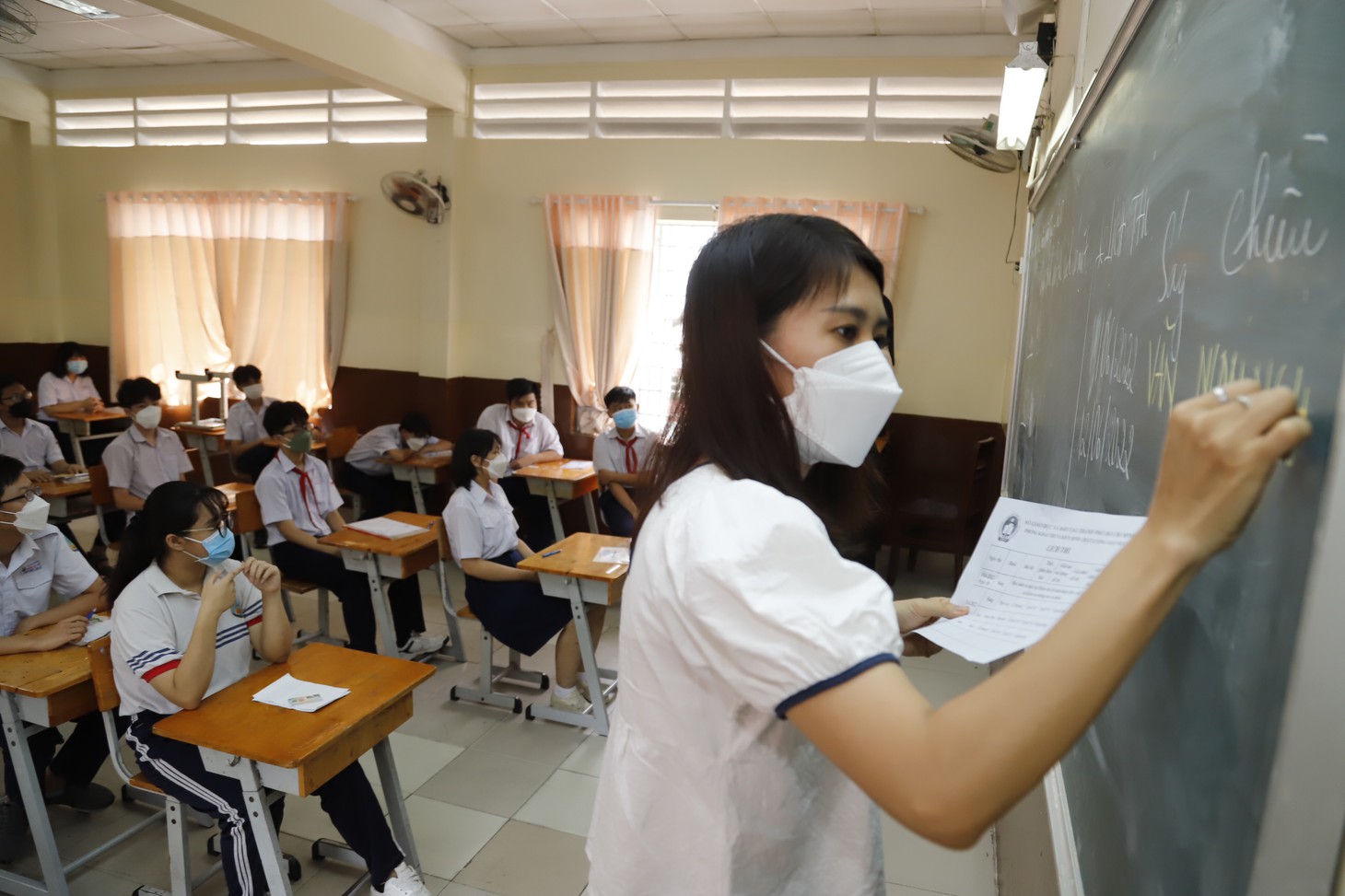 Gần 94.000 học sinh lớp 9 ở TP.HCM làm thủ tục tranh suất vào lớp 10 - Ảnh 5.