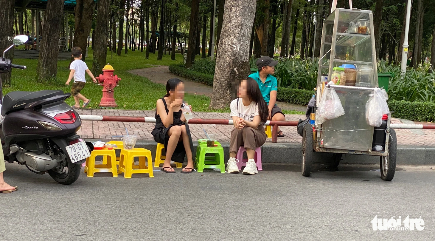 Lòng đường, cầu, vỉa hè tại TP.HCM thành hàng quán - Ảnh 1.