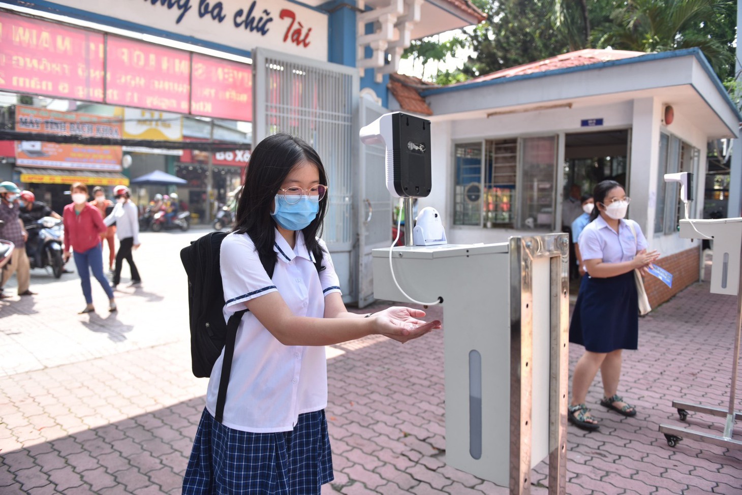 Gần 94.000 học sinh lớp 9 ở TP.HCM làm thủ tục tranh suất vào lớp 10 - Ảnh 2.