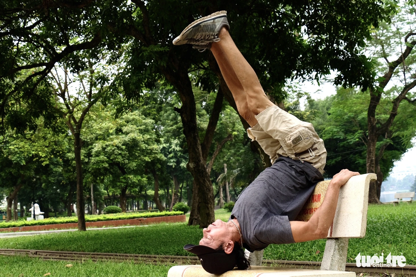 Xem cụ ông, cụ bà thể dục hít xà, nhào lộn khỏe như thanh niên tại công viên Hà Nội - Ảnh 8.