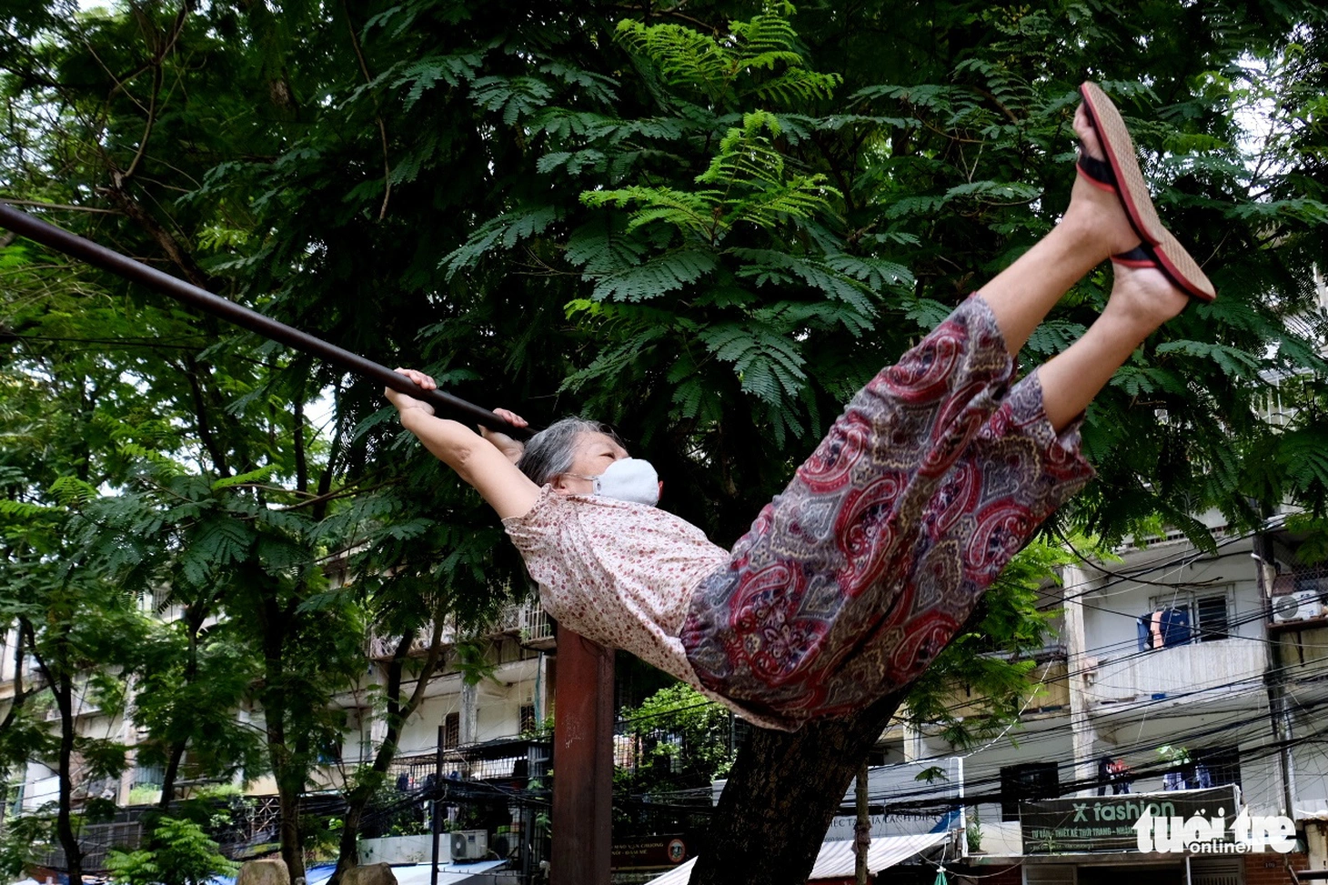 Xem cụ ông, cụ bà thể dục hít xà, nhào lộn khỏe như thanh niên tại công viên Hà Nội - Ảnh 1.