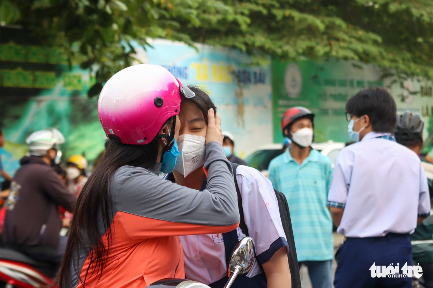 Đi thi lớp 10 cùng con - Ảnh 1.