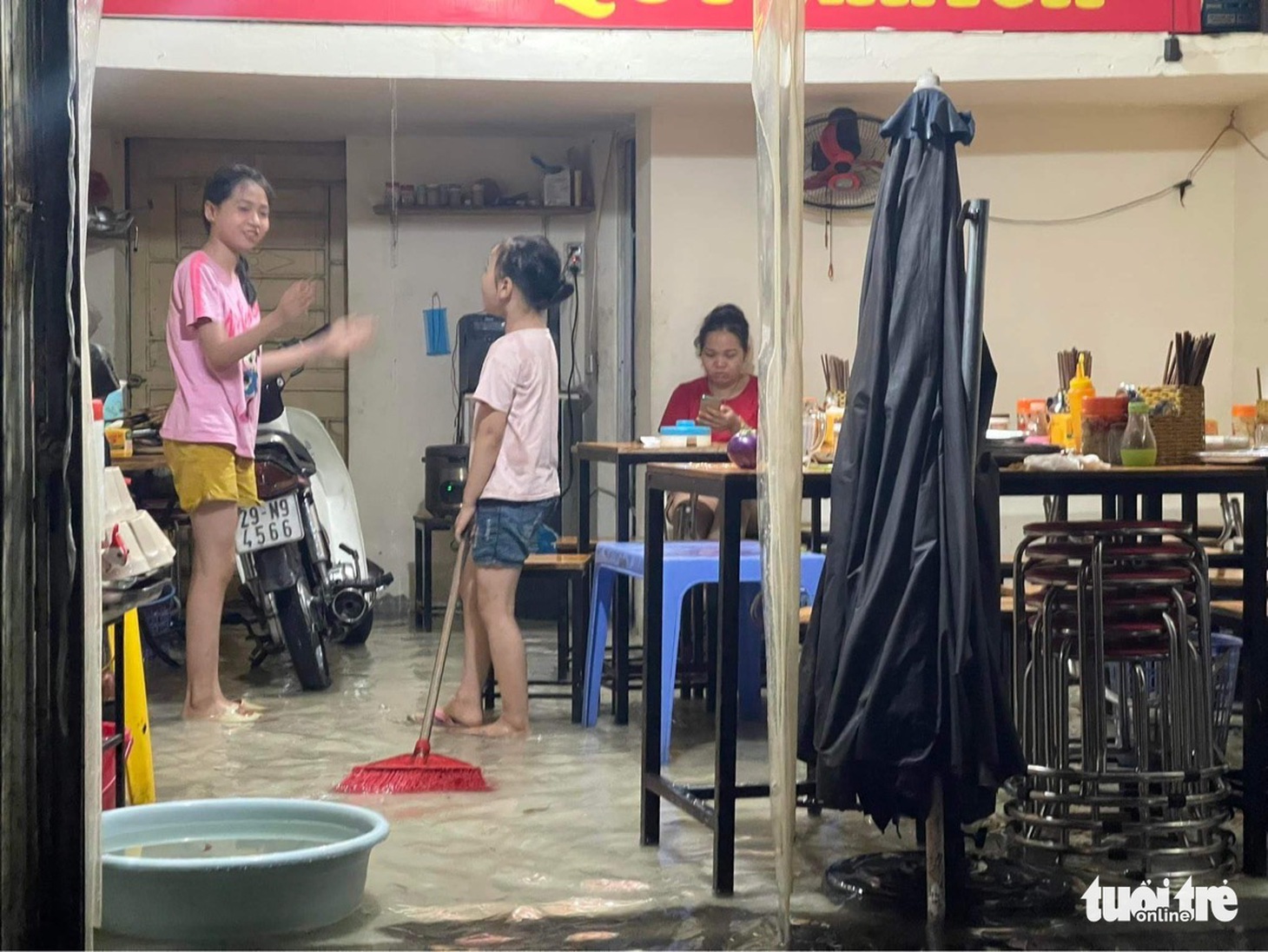 Hà Nội mưa chưa đầy 1 giờ, nhiều tuyến phố thành sông, nước tràn vào nhà dân - Ảnh 7.