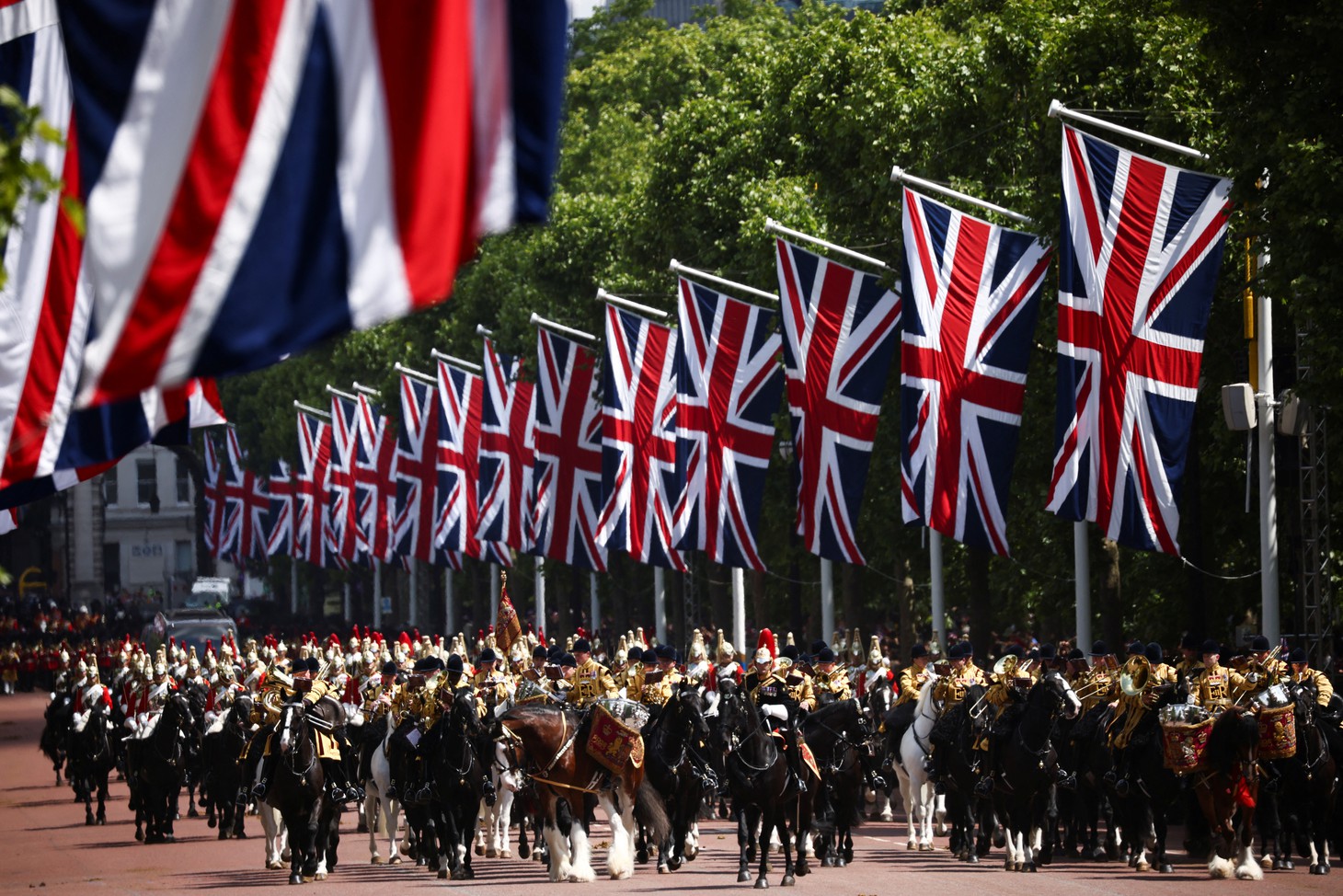 Hoành tráng đại lễ kỷ niệm 70 năm trị vì của Nữ hoàng Elizabeth II - Ảnh 2.