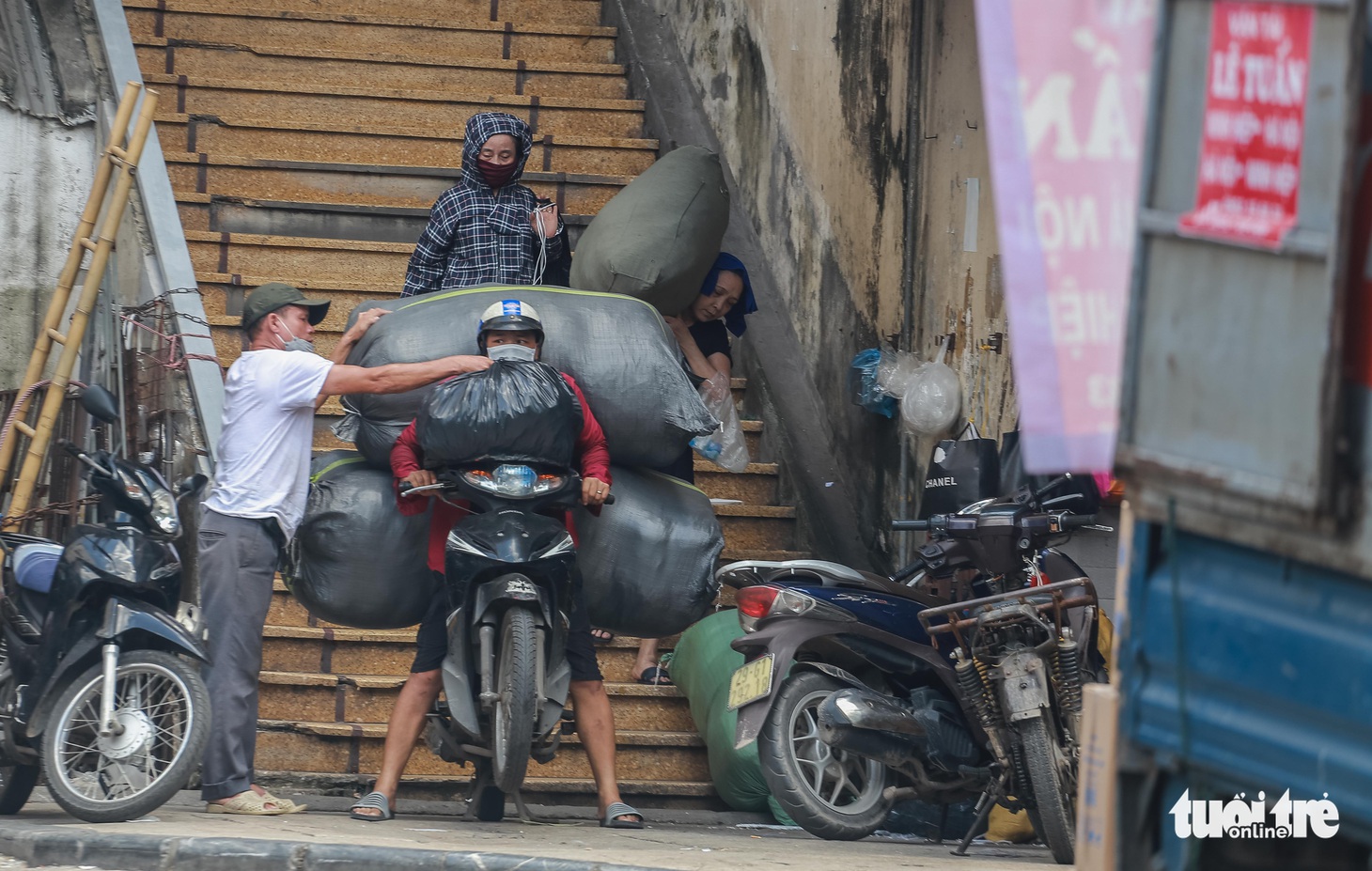 Ngoài trời hơn 55 độ C, người dân thủ đô nhọc nhằn mưu sinh trong nắng như đổ lửa - Ảnh 7.