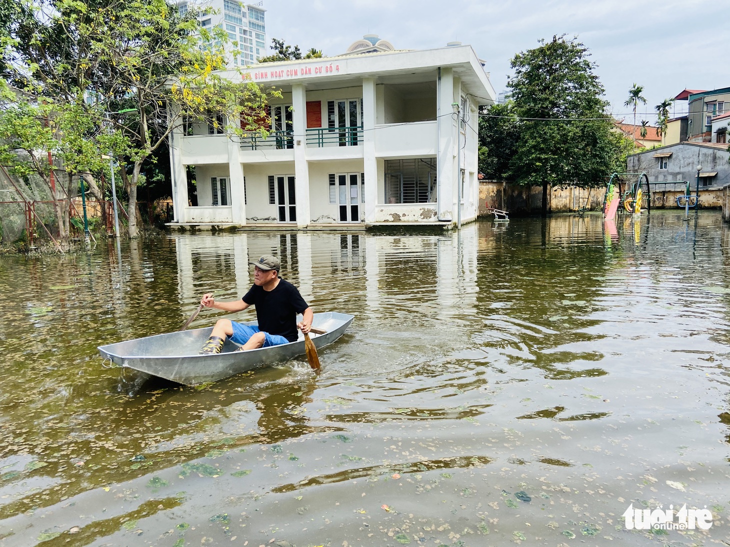Vì sao sau 10 ngày mưa lớn, người dân quận Tây Hồ vẫn phải đi thuyền về nhà? - Ảnh 4.