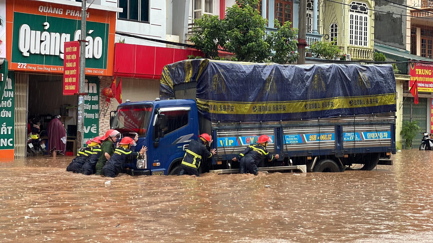 Phố núi Sơn La ngập nặng sau mưa lớn, xe cộ bơi trong nước - Ảnh 2.