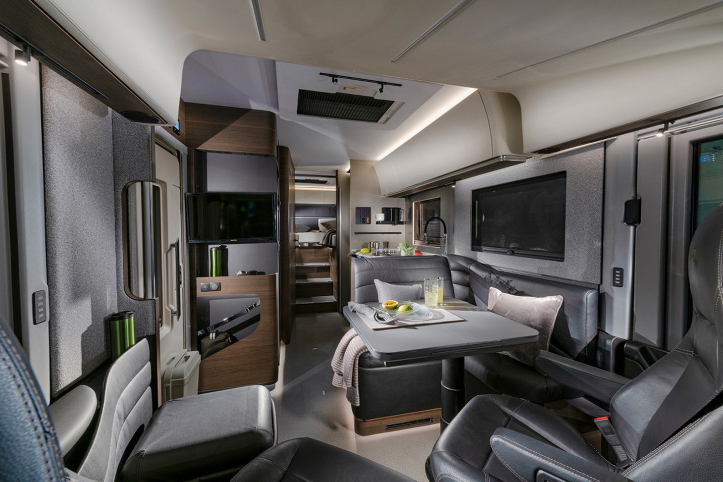 Mercedes-Benz Sprinter độ thành siêu nhà di động, giá ngang siêu xe - Ảnh 2.