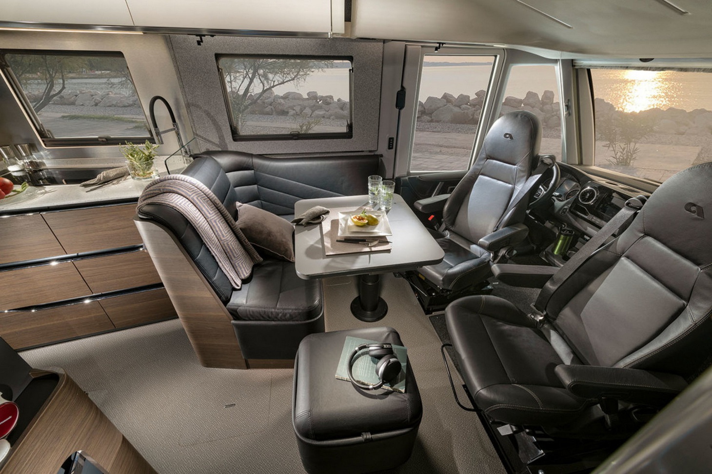 Mercedes-Benz Sprinter độ thành siêu nhà di động, giá ngang siêu xe - Ảnh 8.