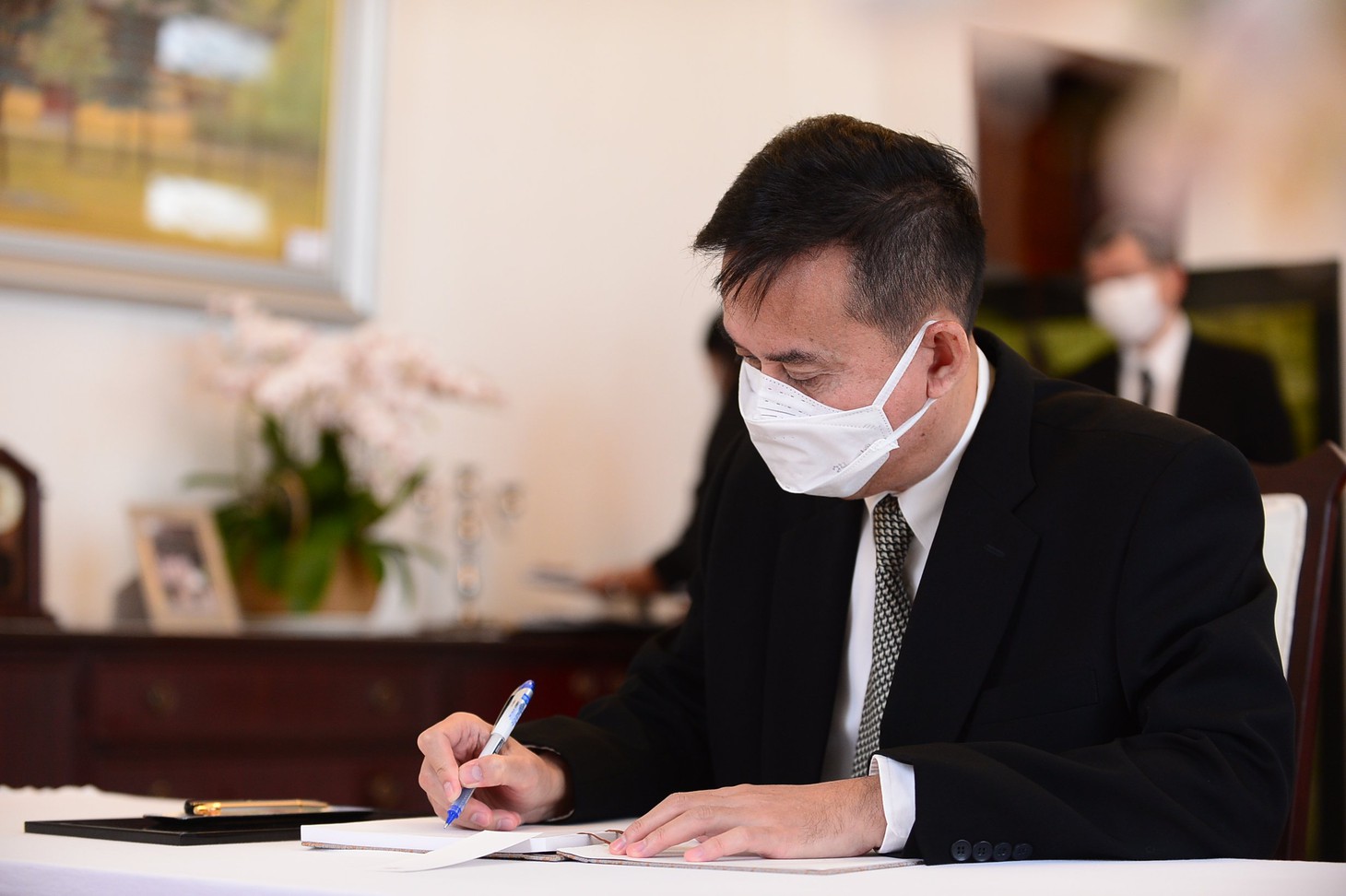 Lãnh đạo TP.HCM chia buồn và viết sổ tang cố thủ tướng Nhật Bản Abe Shinzo - Ảnh 6.