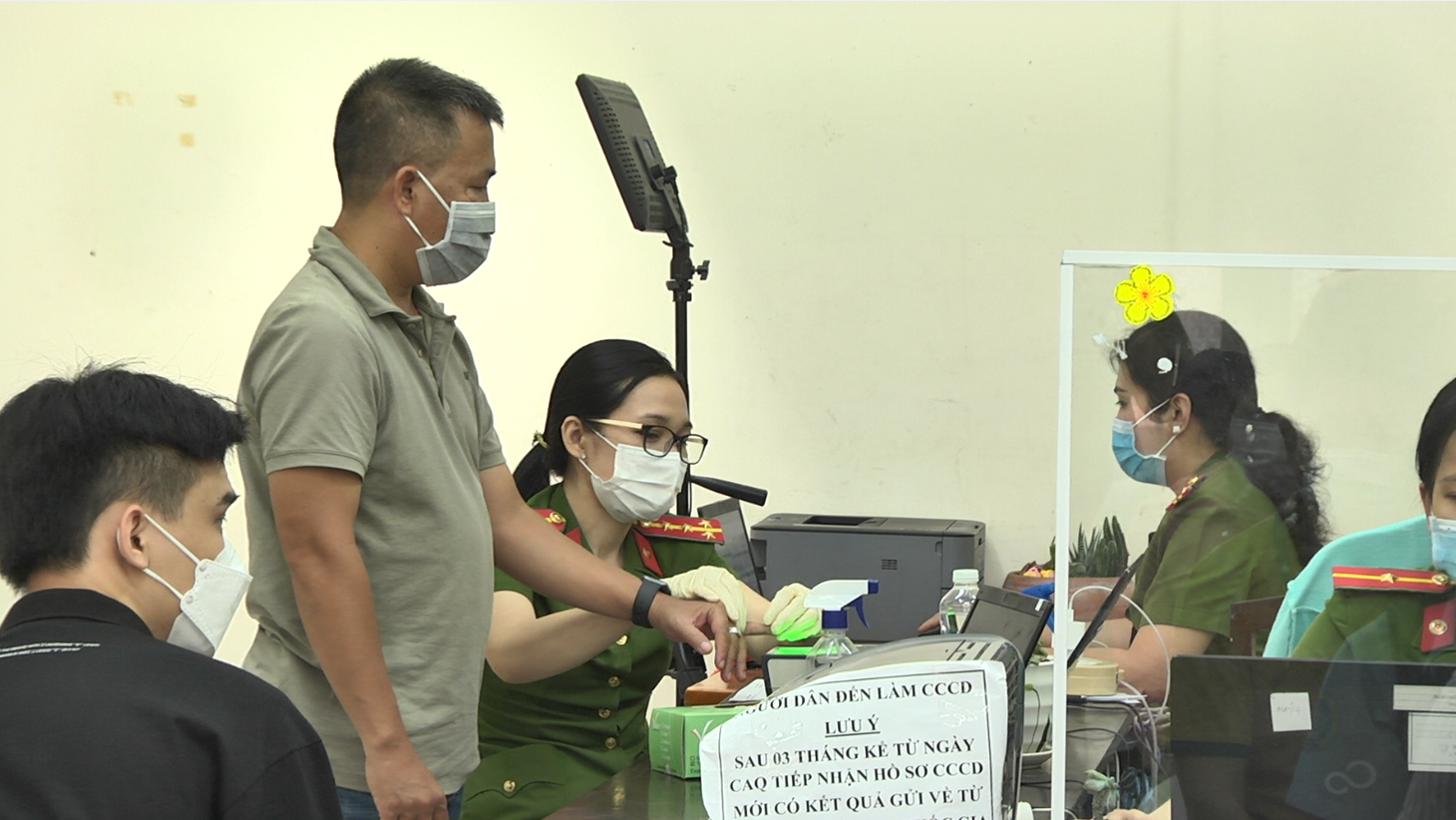 Tin sáng 25-11: Giá heo thấp kéo dài, người chăn nuôi ra sao? 5 triệu dân TP.HCM đã có CCCD gắn chip - Ảnh 2.