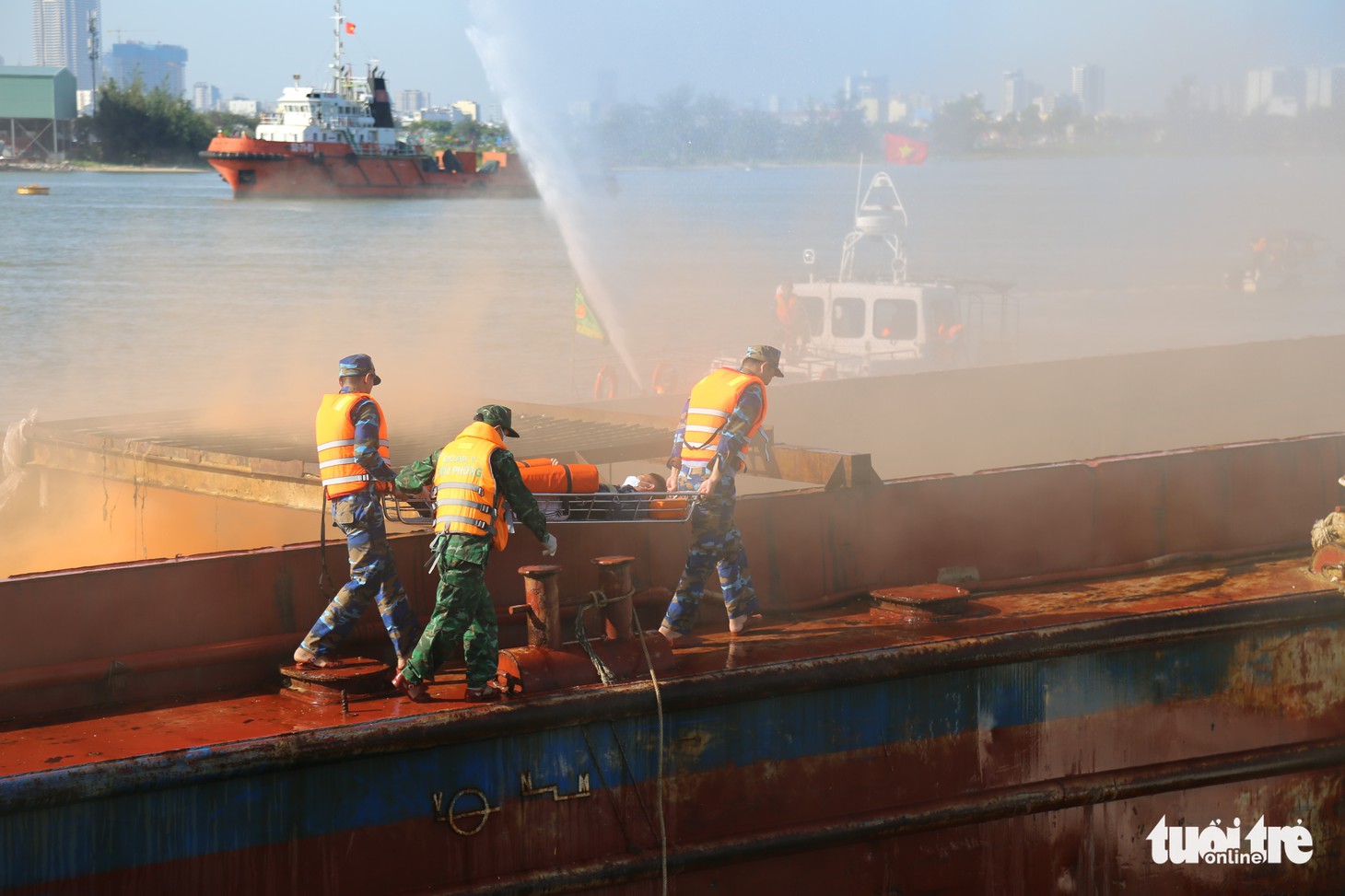 Xem bộ ảnh hồi hộp diễn tập ứng phó tràn dầu khi tàu có nguy cơ chìm và cháy nổ - Ảnh 4.